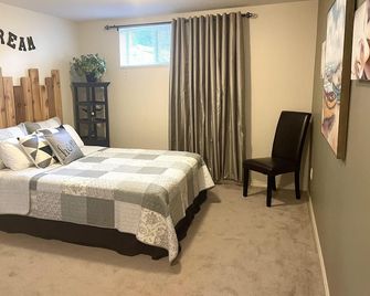 Relax, You're On Lake Time! Business Licence # 5532 - Peachland - Schlafzimmer