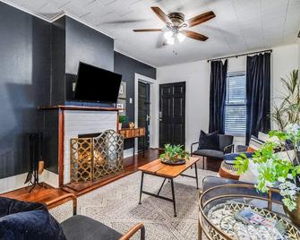 Private Room Retreat in a Shared House Setting - Lafayette - Living room