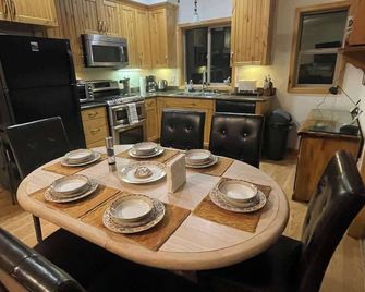 Mountainside Family Chalet - Wawona - Dining room
