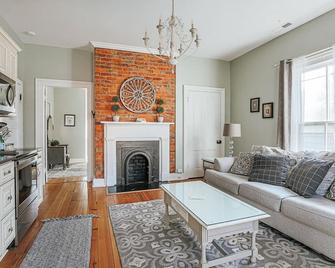 The Bons Amis Suite - Staunton - Living room