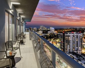 أتويل سويتس ميامي بريكيل باي آيتش جي - ميامي - شرفة