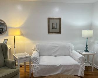 Parkside Flat - Fresh & Clean - Cheyenne - Living room