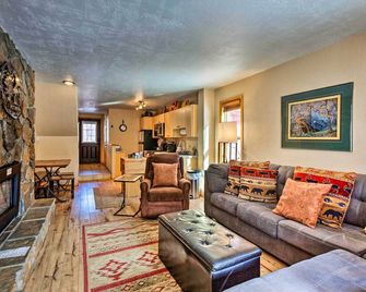 Waterfront Red River Haven Walk to Ski Lift! - Red River - Sala de estar