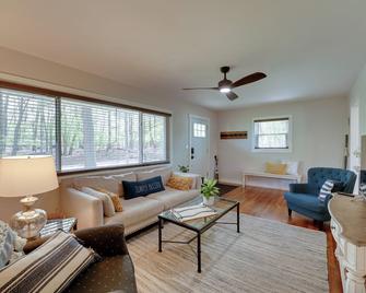 Walk to Beach Lake Michigan Getaway! - Muskegon - Living room