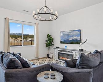 Charming Home With View Of San Francisco Peaks W/hot tub - Bellemont - Living room