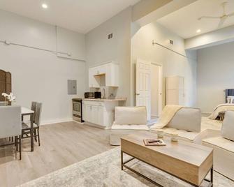 2 Mi to Dtwn: Pet-Friendly Scranton Studio - Scranton - Living room