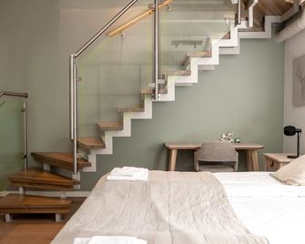 2ndhomes Unique 2-Story Home with Spa - Helsinki - Escalier