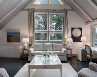 Warren-Nyc 2hrs, Ski Mohawk!, 5br Mint Design, Pool, Tennis, 20 Acres Poshpadsct - Cornwall Bridge - Living room