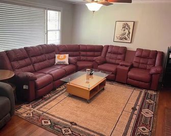 Retro Ranchhouse - Private Room 2 - private room in shared home space - Sanford - Living room