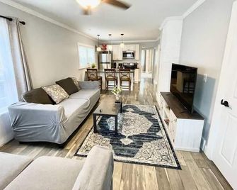 Nice Apartment next to Christmas Story House - Cleveland - Living room