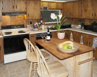 Charming Farmhouse Cottage Rental Situated in the Wilderness near Stockbridge, Massachusetts - West Stockbridge - Kitchen