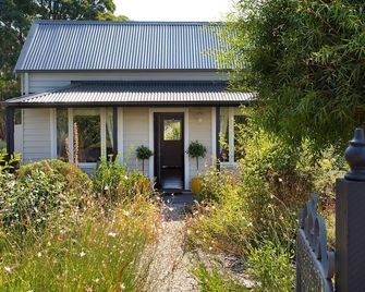 Koovelly Spa - picture perfect romantic country cottage - Hepburn Springs - Building