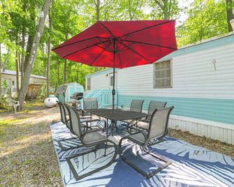 Walk To Manistee Lake Retro Cottage With - Kalkaska - Patio