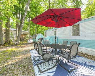 Walk To Manistee Lake Retro Cottage With - Kalkaska - Patio