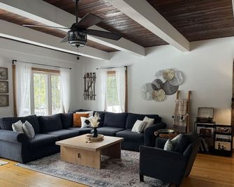 The Riverfront Hideaway Hot Tub Games Room Arcades Firepit Bbq Hiking - Chatsworth - Living room