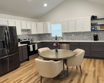 The Bethany Bungalow a Charming 3-bedroom house: WiFi, AC in welcoming Bethany - Bethany - Cocina