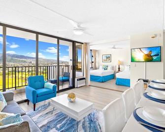 Stylish Unit Near Waikiki Beach with Free Parking! - Honolulu - Living room
