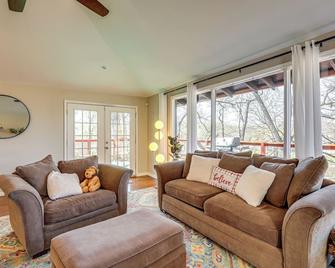 Creekside Cottage w/ Deck & Hot Tub in Belton - Belton - Вітальня