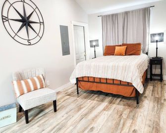 2-bedroom home in Cheyenne near CFD, FE Warren, downtown with AC, WiFi, laundry - Cheyenne - Bedroom