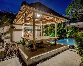 Lokal Bali Hostel - Kuta - Piscina