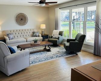 Peaceful Haven ~ 4 Br, 5 Beds/5 Tvs ~ Pet Friendly - Radcliff - Obývací pokoj