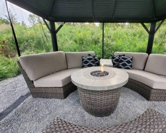 Not your typical cabin in the woods! - Tweed - Patio