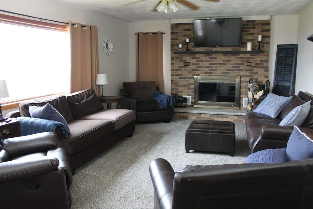 Peaceful, Family-Friendly Ridge-Top Retreat with Southern Views