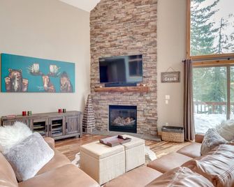 Upscale Chalet with hot tub- walk to everything! No hidden/cleaning fees. - Government Camp - Sala de estar