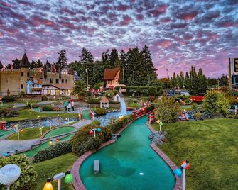 Sea Edge Beachside Hotel - Parksville