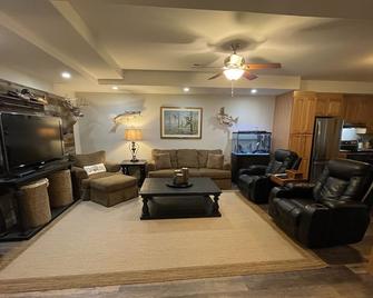 1800 Sqft Private Aptmt In Country Home. Wfu, Dtws,truist Field/Rise,tanglewood - Clemmons - Living room