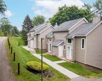 Townhome on Holiday Valley Property, close to village - Ellicottville - Edificio