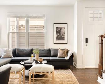 Hart Suite 7 by AvantStay Gorgeous Town House w Modern Amenities in Nashville - Nashville - Living room