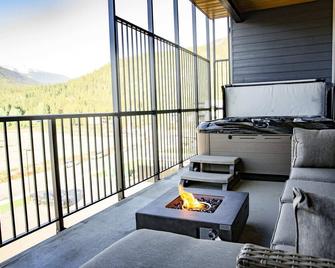 Selkirk Powder Dream - Cozy Condo (+Hot Tub) - Revelstoke - Balcony