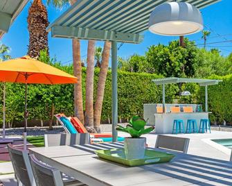 Shaken Not Stirred in Sunrise Park by Acme House Company - Palm Springs - Binnenhof