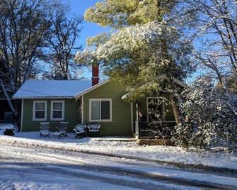 Cute & Cozy! Julian Mt. cabin. Hiking, wineries, brewery. All season getaway. - Julian - Building
