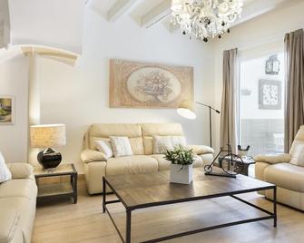 Sitges Spaces Beach House-4 bedrooms, 3 Bathrooms, Large Terrace, Jacuzzi, Center-Beach - Sitges - Living room