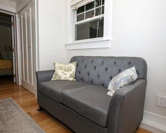 Private Cottage with Chef's Kitchen & Washer/Dryer Near Palo Alto - Menlo Park - Living room
