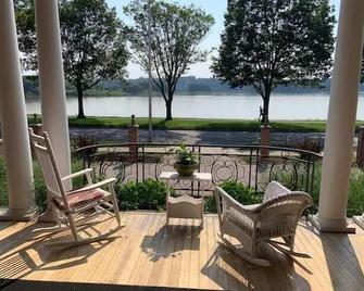 Riverfront King Suite in Mansion with Free Parking - Harrisburg - Balcony