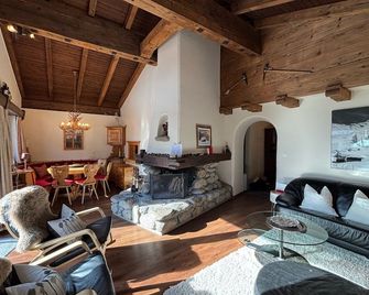 Klosters Chalet. A classic & cosy centrally located apartment in sunny Klosters - Klosters-Serneus - Living room