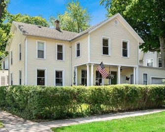 2 bdr historic house located one block/walking distance to downtown St. Joe! - Saint Joseph - Budova