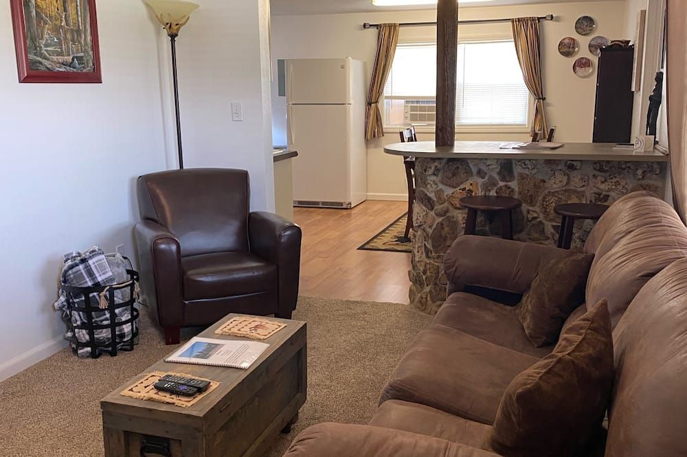 Mama Bear Cottage (Downtown Cody) - Cody - Living room