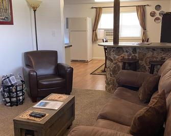 Mama Bear Cottage (Downtown Cody) - Cody - Living room