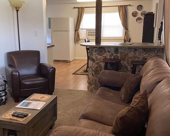 Mama Bear Cottage (Downtown Cody) - Cody - Living room