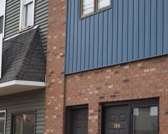 Downtown Escanaba Gem: Spacious Extended Stay Rental Above Commercial Space! - Escanaba - Edificio