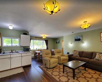 {Forget-Me-Not Inn} Alaskan Vacation Rental (Bear Suite) - Sitka - Living room