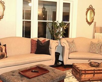 Luxury Lakeview Retreat in a Revitalized 1910 Home| Sauna |Hot Tub| Iconic Porch - Salmon Arm - Huiskamer
