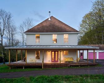Designer Farmhouse -Hot Tub -Sunset Porc - Roxbury - Building