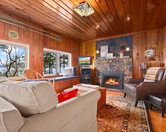 A cozy winter retreat with awesome views! Close to fun hikes & great dining. - Bow - Living room