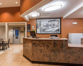 Super 8 by Wyndham Corvallis - Corvallis - Front desk