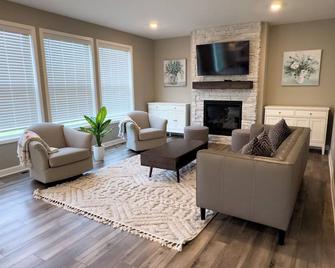 Pristine Spacious Home and Private Attached Suite - Maple Grove - Living room